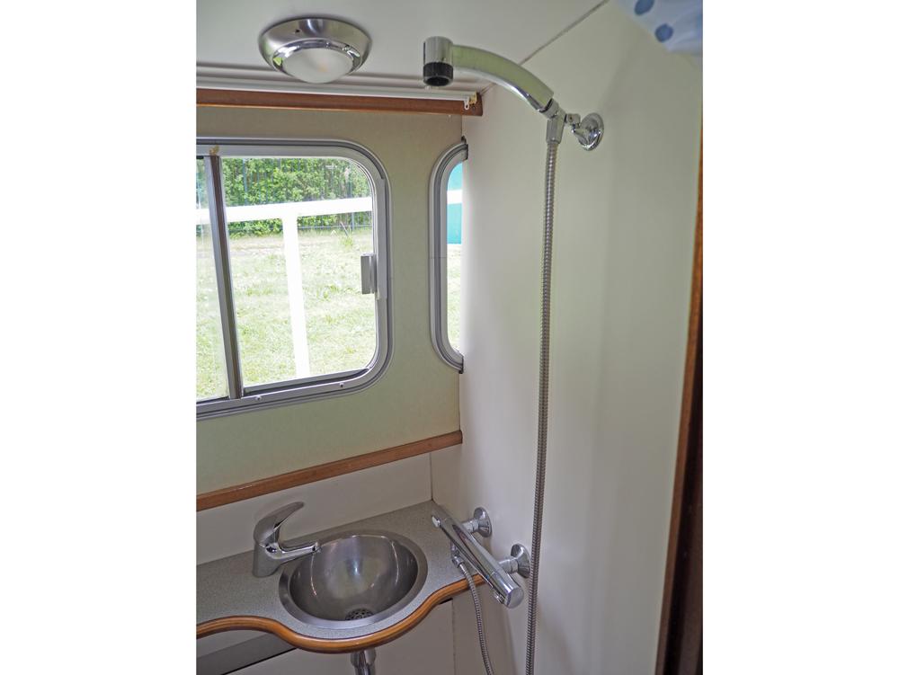 Salon, Accommodatie